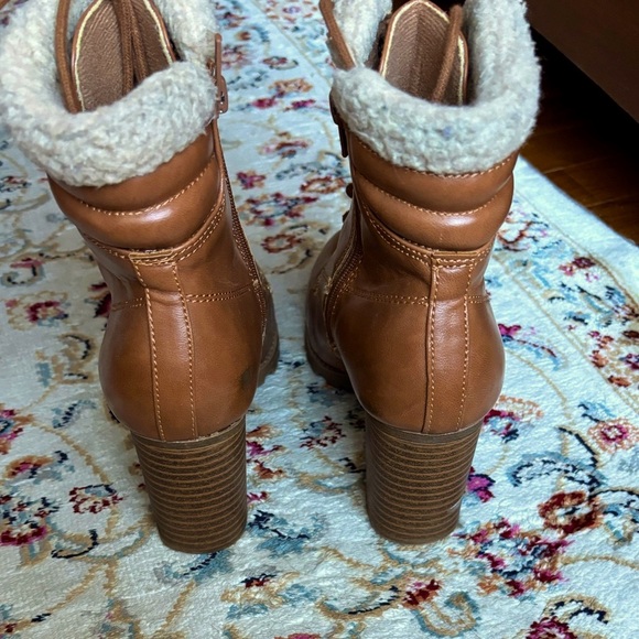 cute lace up faux fur trimmed Jellypop boots. Light brown/dark tan in color - Picture 4 of 15